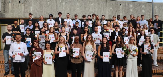 Bild zu Ein Hoch auf uns! Berufsfachschule I und Berufsfachschule III feiern ihren Abschluss