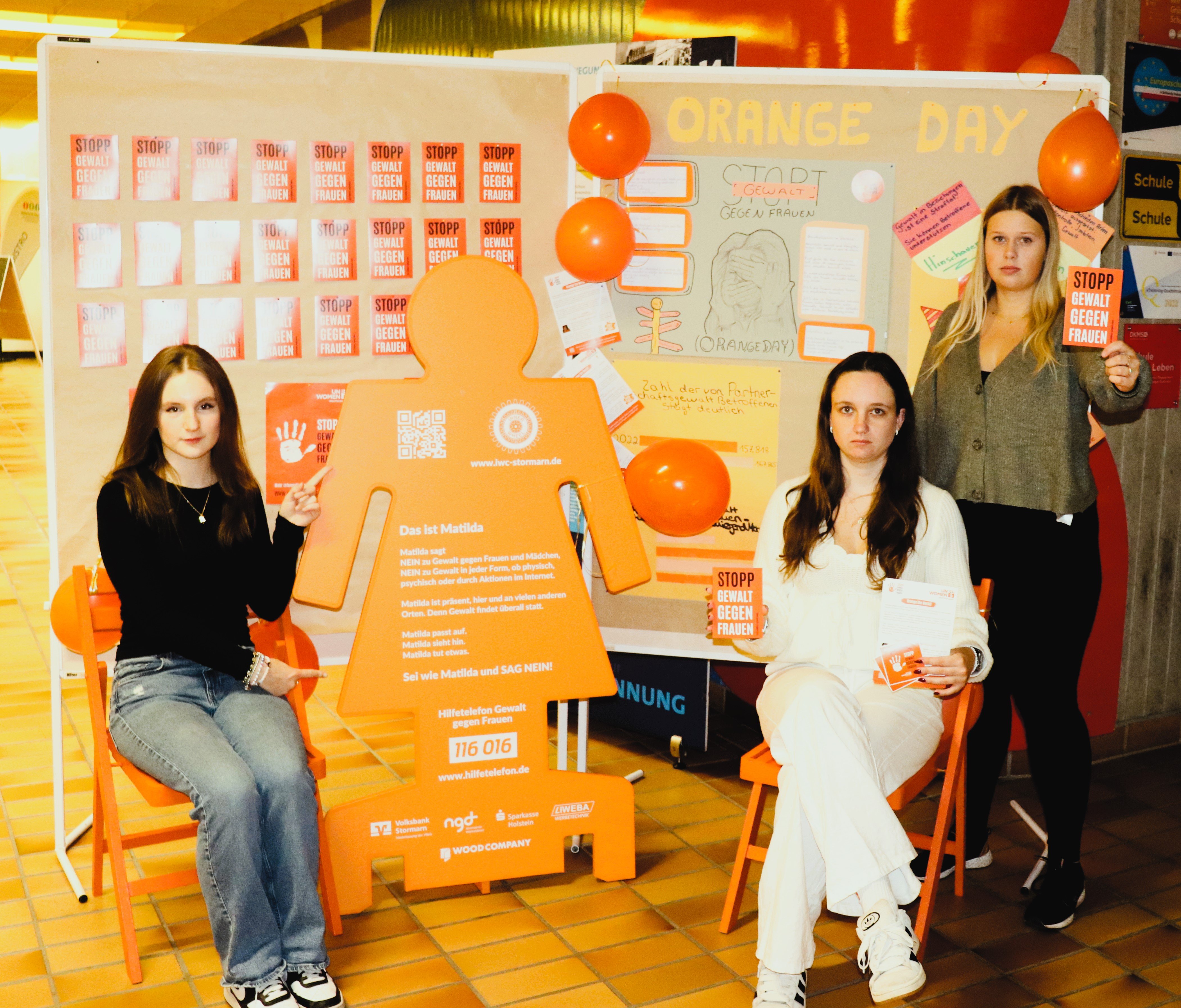 Orange Day - Klasse MF24 engagiert sich mit Informationsstand
