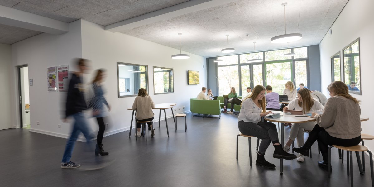 Von Ausbildungsvorbereitung bis Zahnmedizinische/r Fachangestellte/r Berufliche Schule des Kreises Stormarn in Bad Oldesloe Von Ausbildungsvorbereitung bis Zahnmedizinische/r Fachangestellte/r Berufliche Schule des Kreises Stormarn in Bad Oldesloe