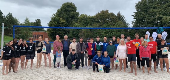 Bild zu Fair aufschlagen, gemeinsam punkten – faire Volleyballturnier an der Beruflichen Schule des Kreises Stormarn