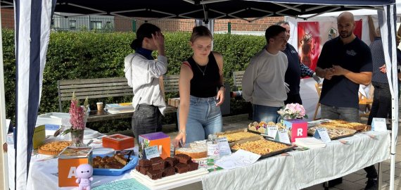 Bild zu BNE-Team und 13. Jahrgang der Beruflichen Schule begeistern