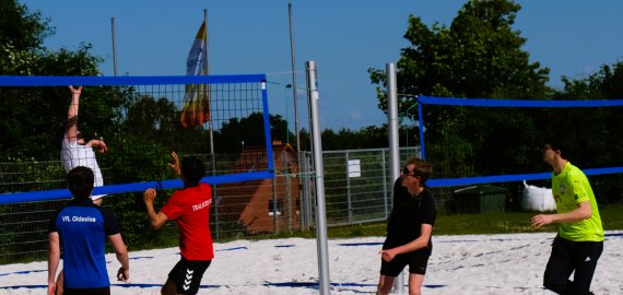 Bild zu „Match of the Balls“ Abiturjahrgang des Beruflichen Gymnasiums organisiert Sportfest an der Beruflichen Schule in Bad Oldesloe