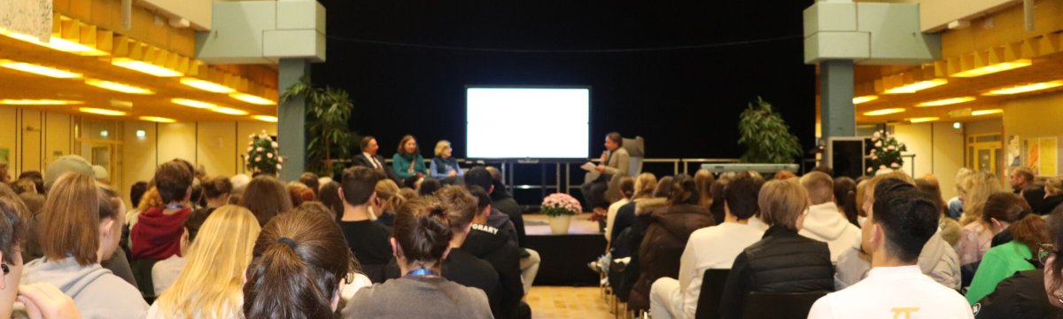 Eva Szepesi – eine Zeitzeugin berichtet Berufliche Schule des Kreises Stormarn in Bad Oldesloe Eva Szepesi – eine Zeitzeugin berichtet Berufliche Schule des Kreises Stormarn in Bad Oldesloe