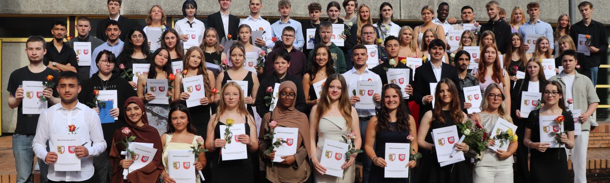 Ein Hoch auf uns! Berufsfachschule I und Berufsfachschule III feiern ihren Abschluss Berufliche Schule des Kreises Stormarn in Bad Oldesloe