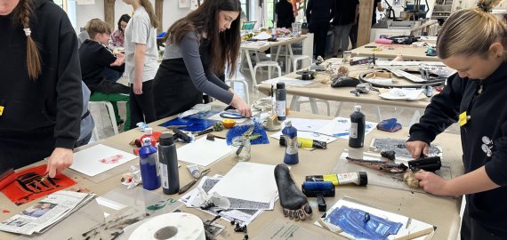 Bild zu Bildung für nachhaltige Entwicklung (BNE) in der Berufsfachschule Pflegeassistenz <br> Nachhaltigkeit ganz kreativ oder wie die Pflegeassistenten über sich hinauswuchsen