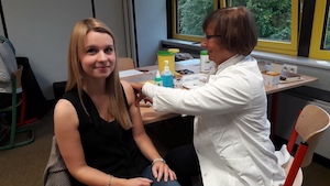 Martina Kurschat, Schülerin in der verkürzten Erzieher/-innenausbildung, lässt sich von der Frau Dr. Kallweit, Ärztin des Gesundheitsamtes, impfen.