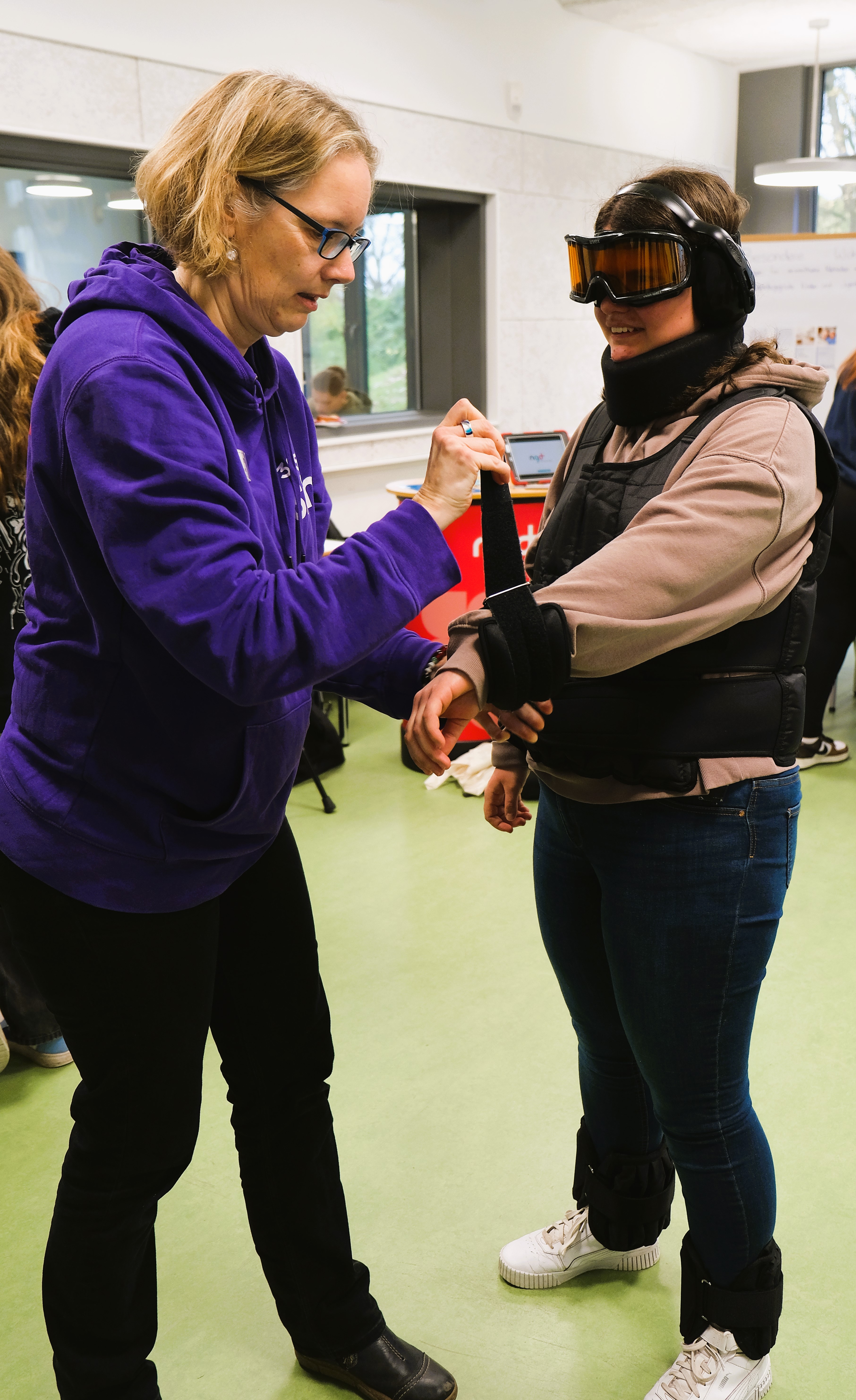 Sophie im Alterssimulationsanzug „Gert“