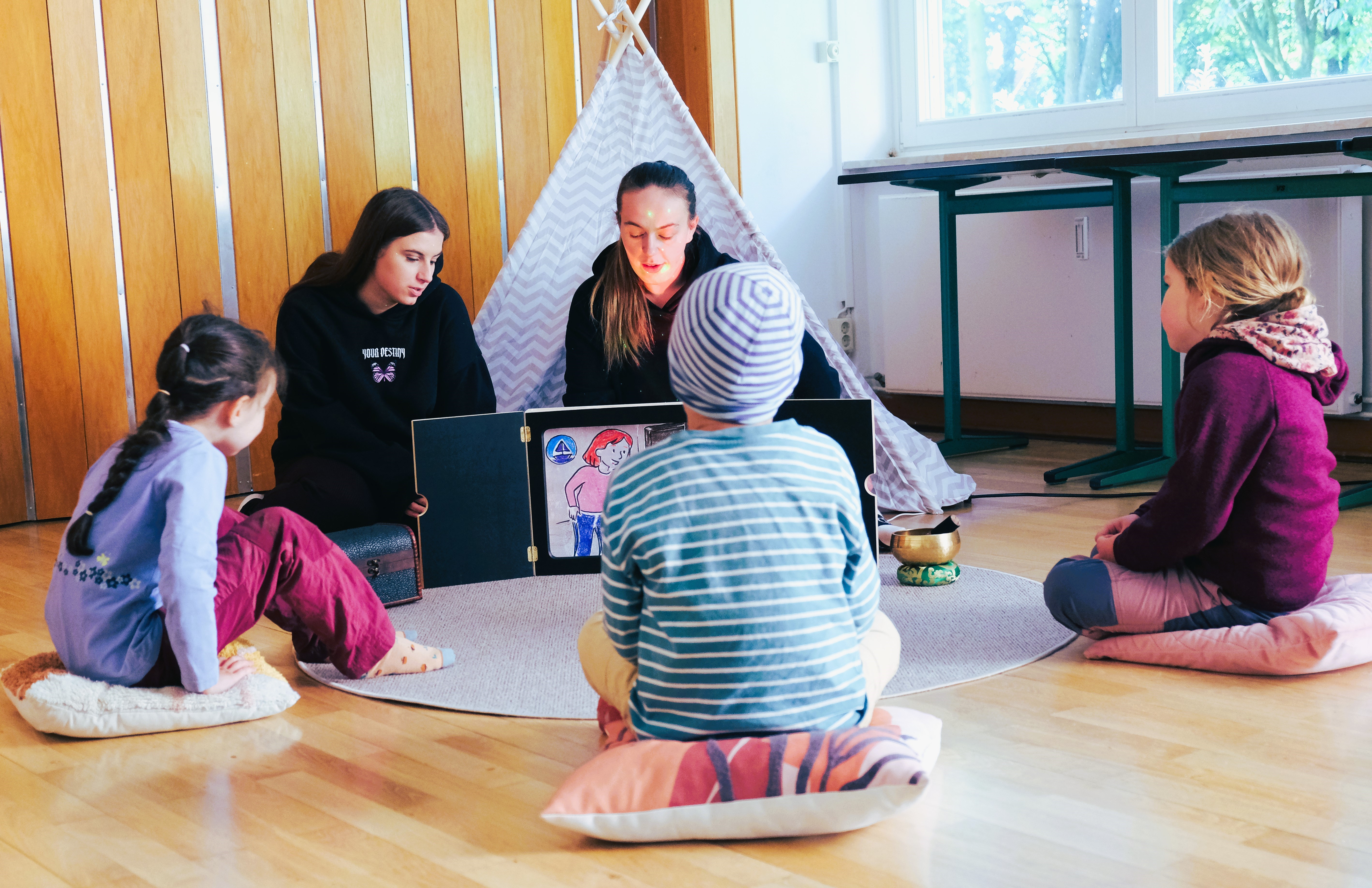 Gespanntes Lauschen einer Kamishibai-Geschichte
