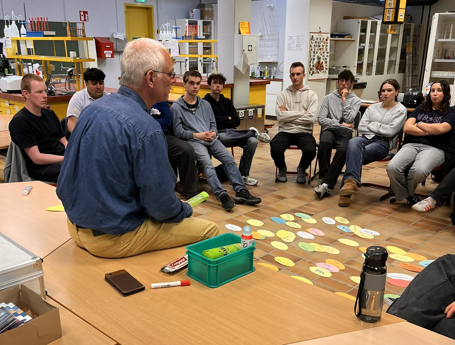 Spurensuche im Klassenzimmer - Gemeinsam mit Dr. Rüdiger Stöhr entlarven wir Mikroplastik in Alltagsdingen