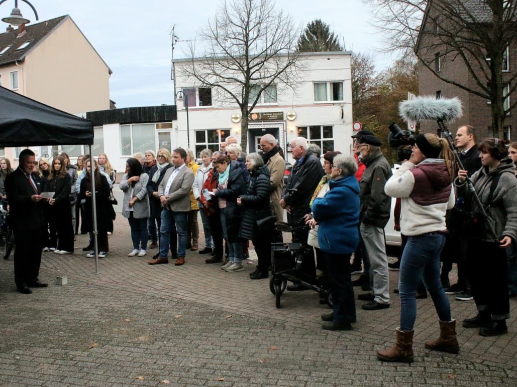 Bürgermeister Jörg Lembke (li.) bei seiner Rede vor der Stolpersteinverlegung_