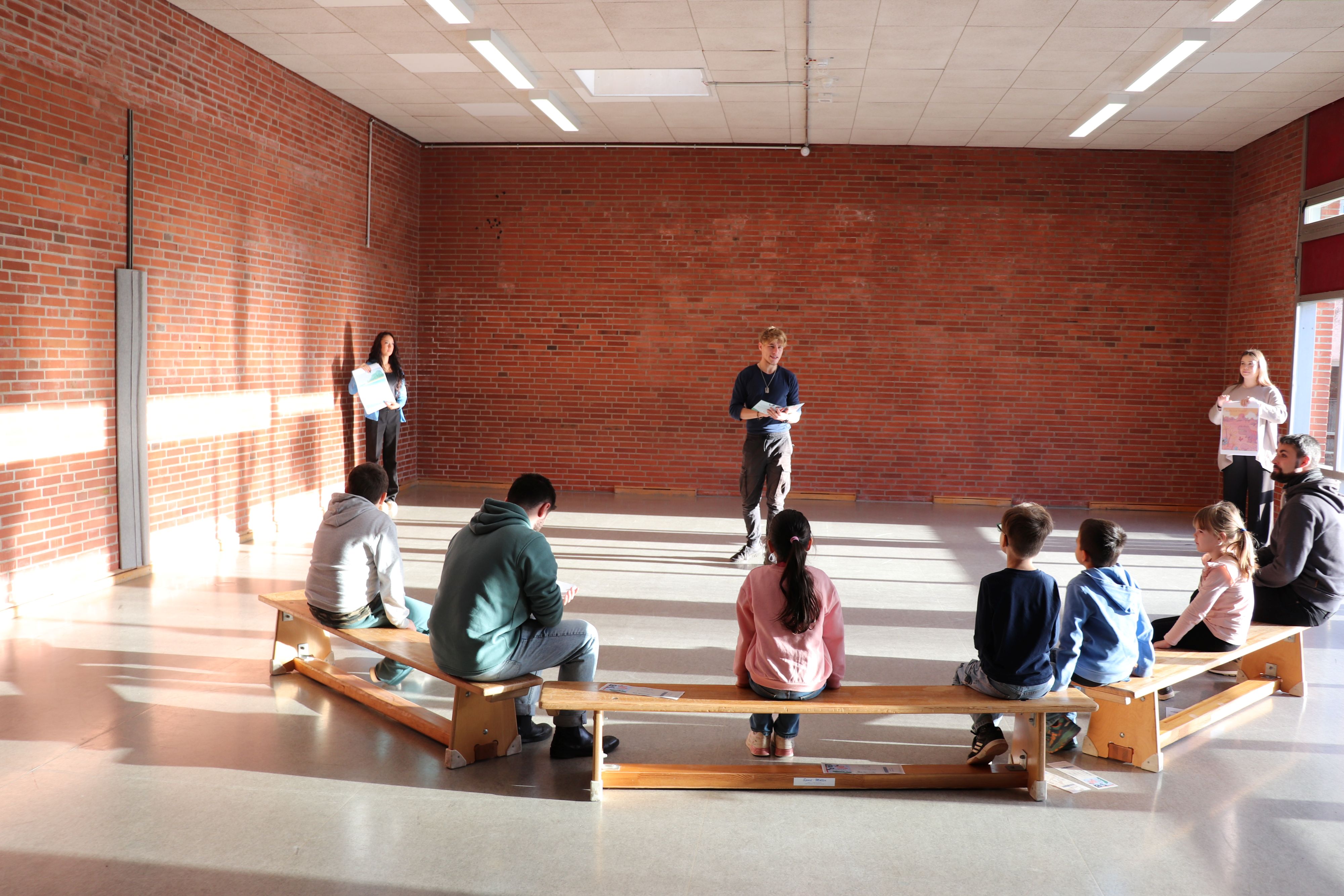 In der Turnhalle sollten die Kinder sich entscheiden. Vorlesen und Bewegung wurden verknüpft