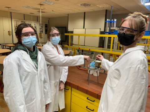 v. l. Anjali Steglich, Zoe Ludwig und Evelin Oberst beim Experiment im Labor