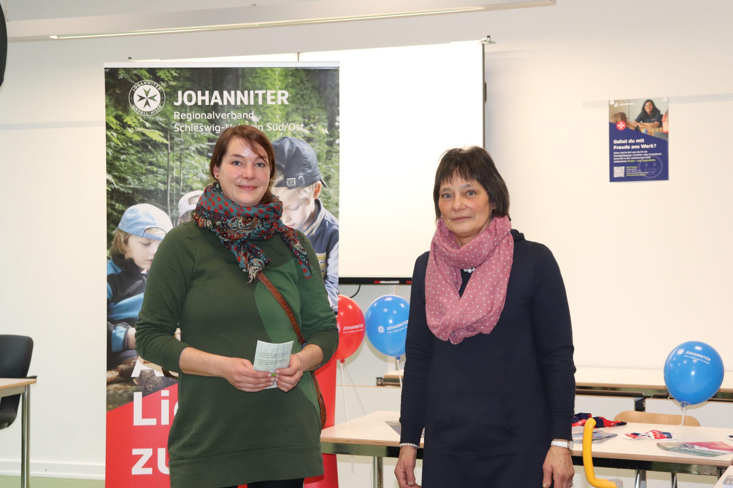 v.l. Schülerin Valerie Sack und Renate Schulz von der Johanniter-Unfall-Hilfe e.V.