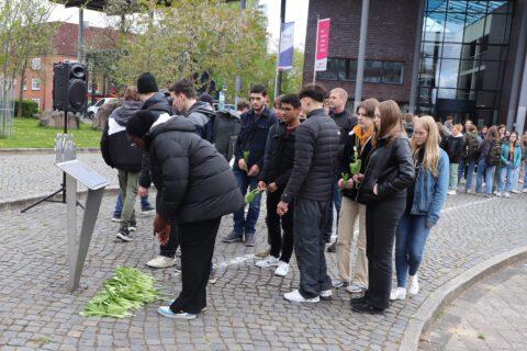 Bad Oldesloer Schülerinnen und Schüler gedenken der Opfer des Todesmarsches durch die Stadt.