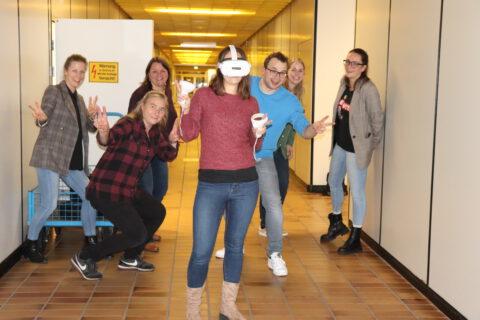 Erste Schritte in einer virtuellen Realität mit der VR-Brille: v.l.: Anne Kreil, Pia Wehberg, Daniela Sommer, Nadine Prager (mit VR-Brille), Johannes (Offener Kanal), Inke Walther, Christin Kuhlmann