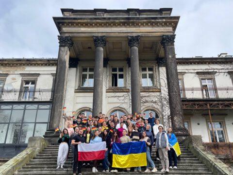 Gruppenfoto mit Lernenden aus Deutschland, Polen und der Ukraine vor Schloss Mława, Polen