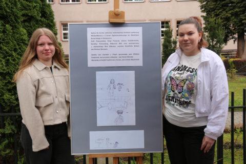 Lara-Sophie Koberg (l.) und Jasmin Schippmann (r.) neben ihren Entwürfen aus dem September 2023