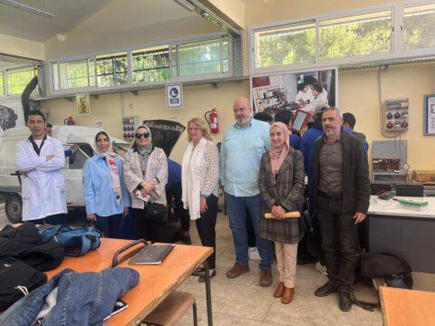 Foto: BSOD Claudia Schecker (4. v.l. ) und Daniel Werstat (5. v.l) besuchen eine Ausbildungswerkstatt für KFZ-Mechaniker in Al Hoceima
