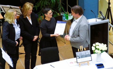 Auszeichnung als Partnerschule Yad Vashem, v. li.: Claudia Schecker, Ministerin Prien, Anne Weininger-Lepper, Schulleiter Aagardt